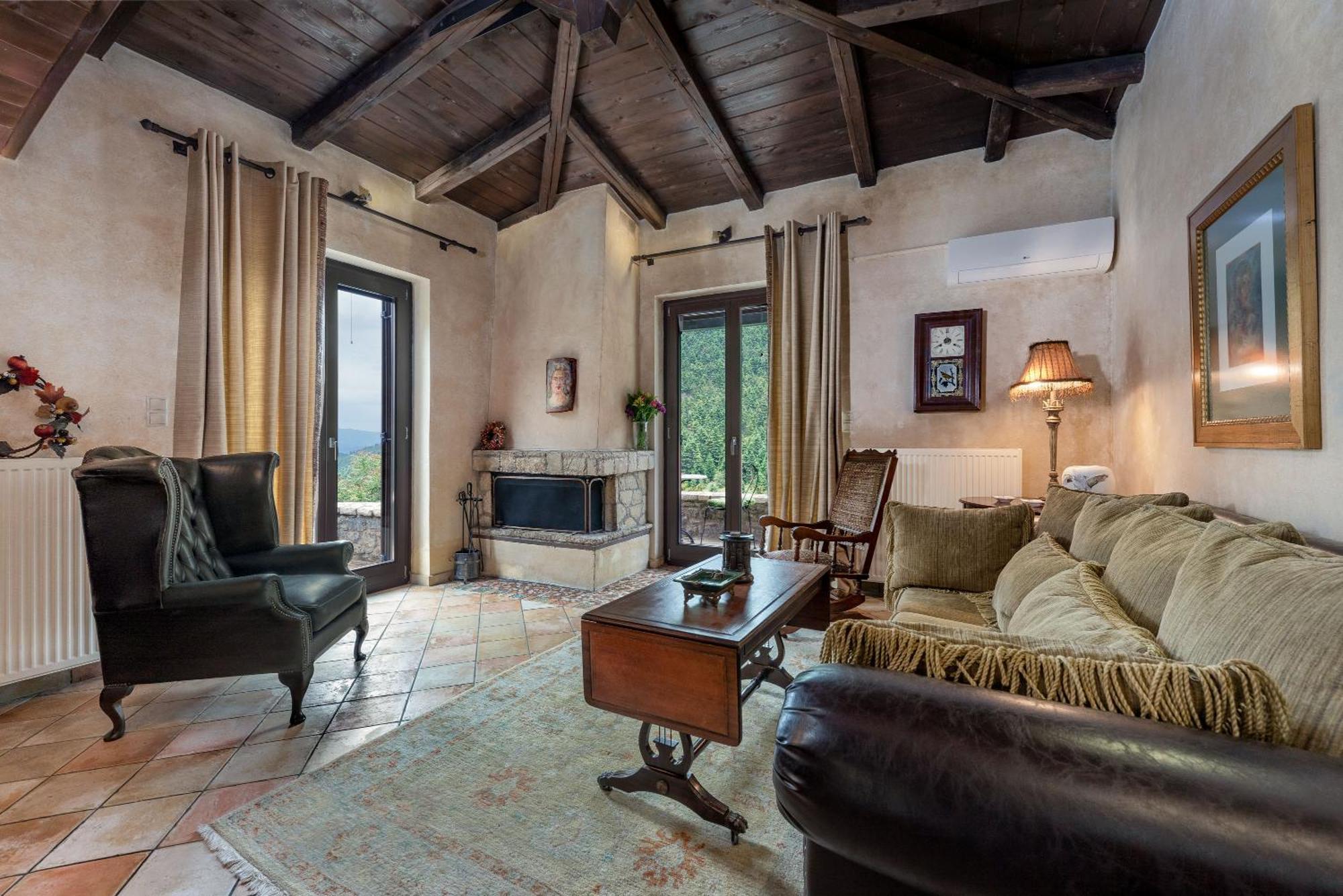 Ostra Menalon Luxury Suites Kardharás Habitación foto