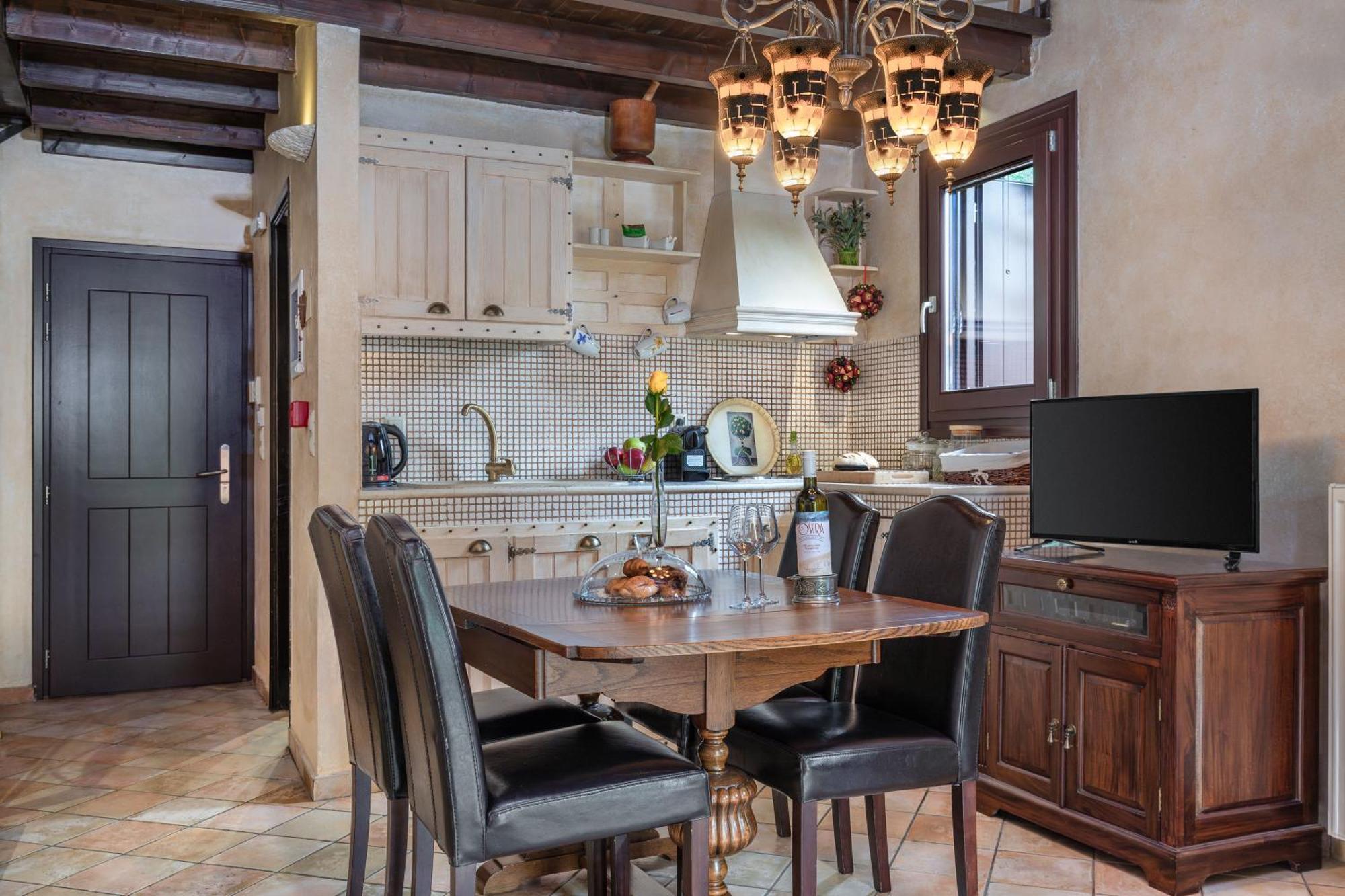 Ostra Menalon Luxury Suites Kardharás Habitación foto