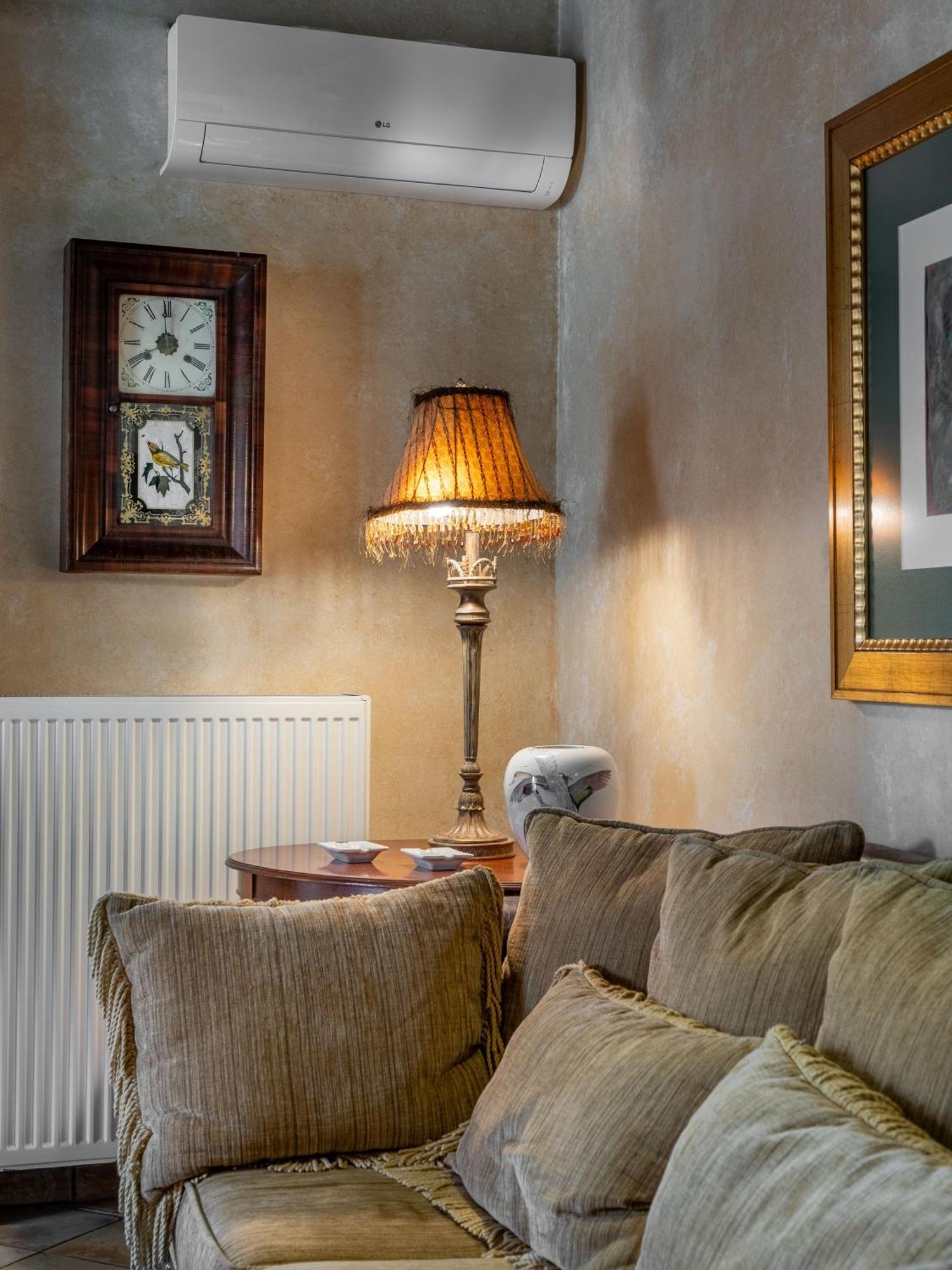 Ostra Menalon Luxury Suites Kardharás Habitación foto