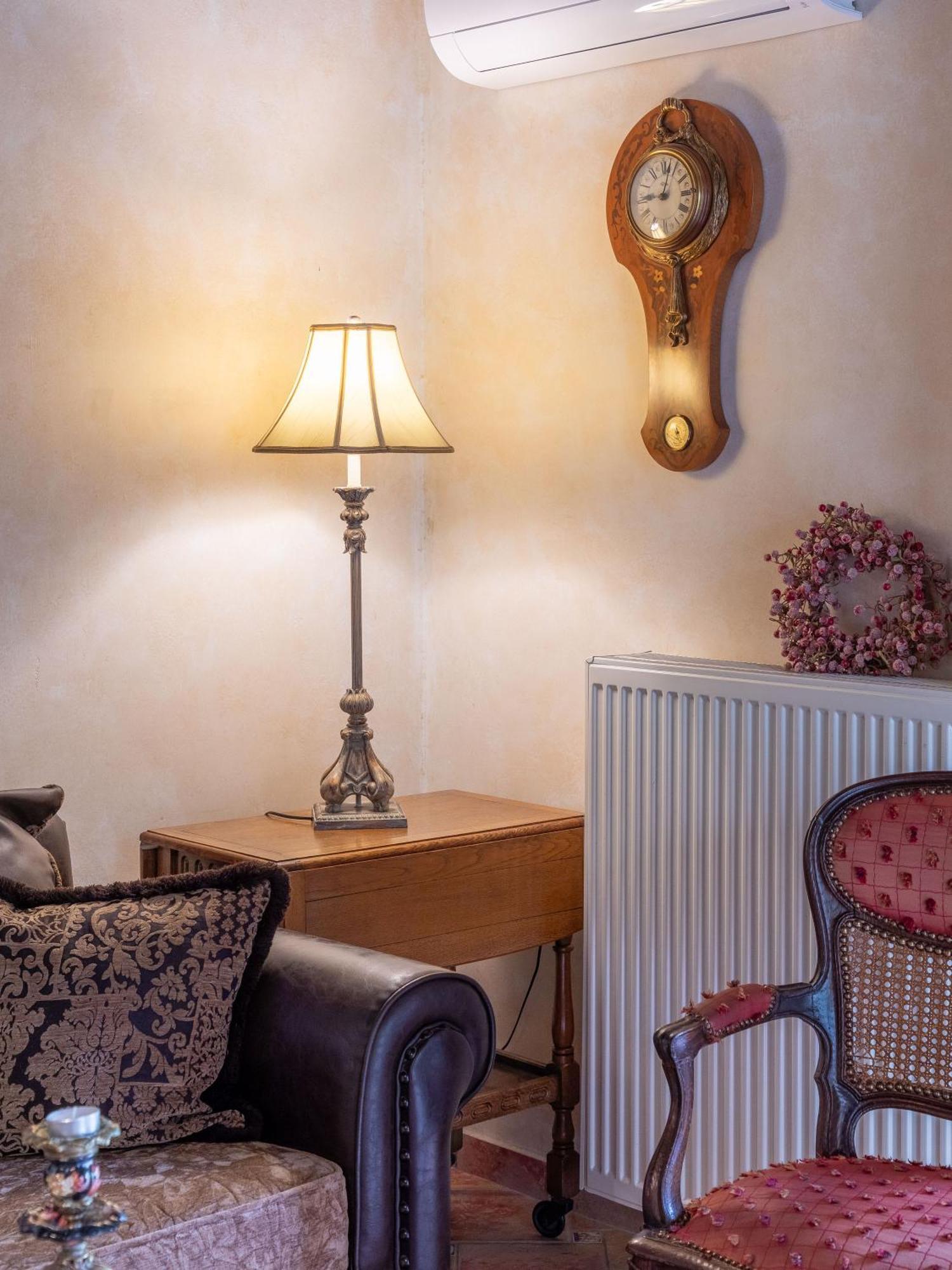 Ostra Menalon Luxury Suites Kardharás Habitación foto