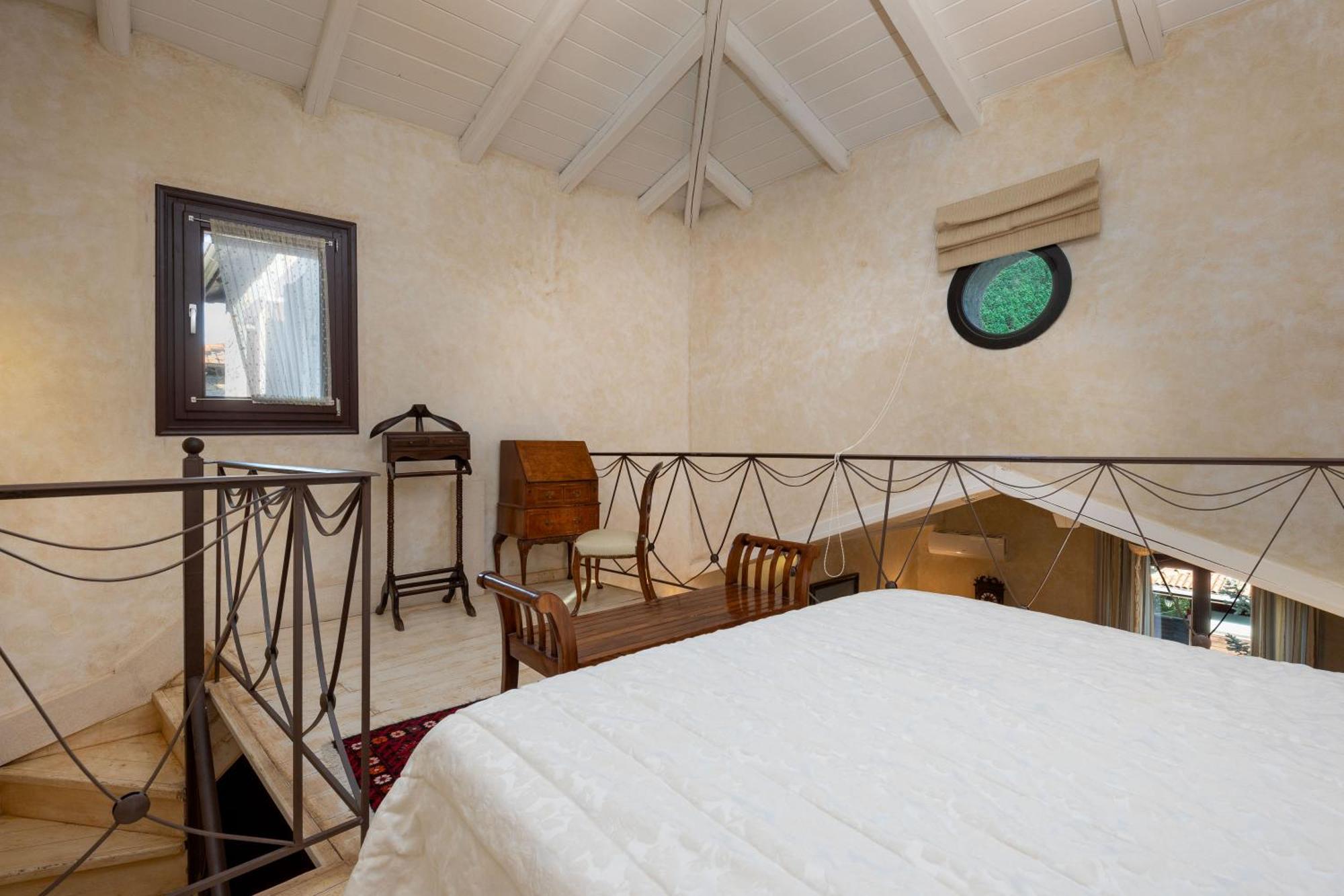 Ostra Menalon Luxury Suites Kardharás Habitación foto