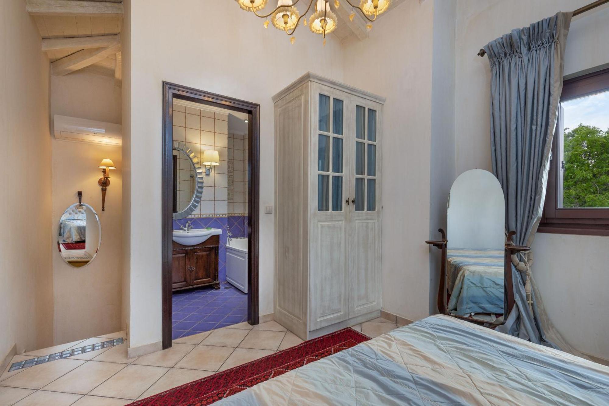 Ostra Menalon Luxury Suites Kardharás Habitación foto