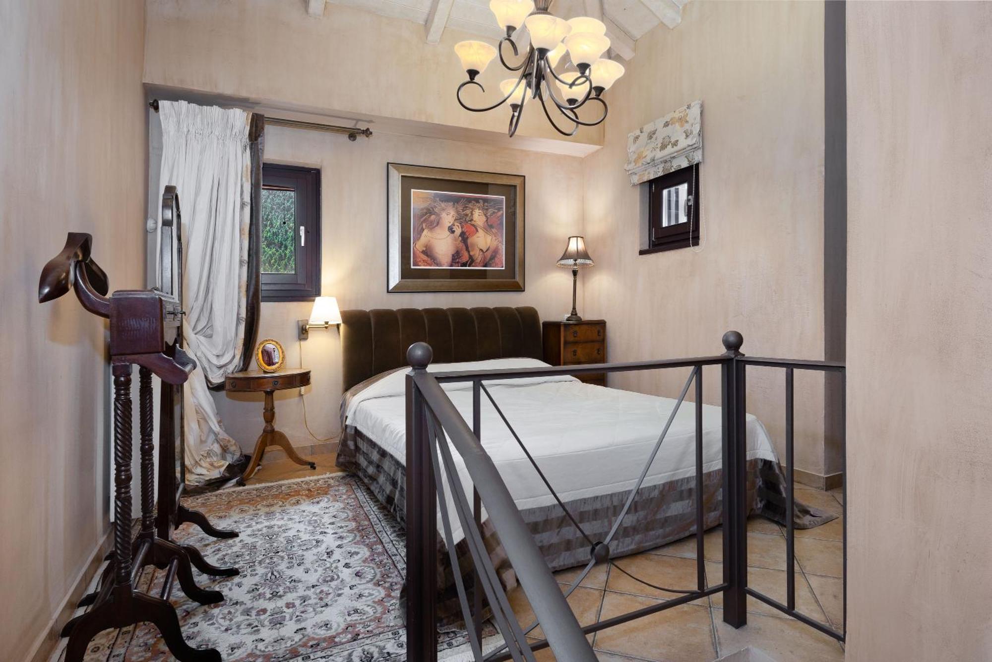 Ostra Menalon Luxury Suites Kardharás Habitación foto